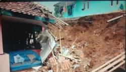 Diguyur Hujan Deras, Tebing di Kadudampit Sukabumi Longsor Timpa Rumah Warga<