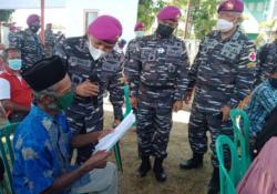 Peringati HUT ke-76 TNI AL, Korps Marinir Gelar Serbuan Vaksin 1.000 Santri di Madiun