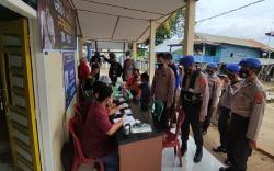 Kisah Petugas Seberangi Laut Hampir 1 Jam untuk Vaksinasi Warga Pulau Buku Limau<