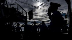 Upacara HUT ke-76 TNI AL di Atas Geladak KRI Bima Suci