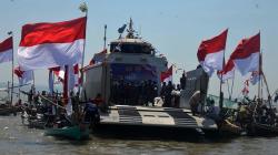 HUT ke-76, TNI AL Bagikan Sembako untuk Nelayan Madura