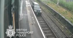 Nekat Mengendarai Mobil di Jalur Kereta Api, Pria Ini Dihukum 15 Bulan 