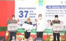 Ridwan Kamil Bagikan Ratusan Laptop untuk 309 BUMDes di Indramayu<