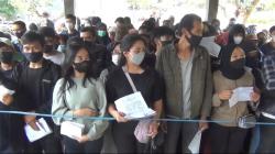 Polres Cimahi Gelar Vaksinasi Warga 4 Desa di KBB, Gadis Cantik Ikut Desak-desakan