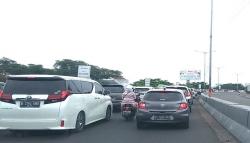 Mobil Luar Kota Membeludak di Sentra Oleh-oleh, Flyover Pasopati Bandung Macet Parah<