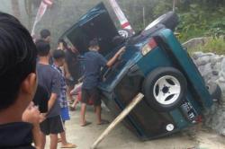 Rem Blong, Mobil Berpenumpang Satu Keluarga Terbalik di Gunung Gajah Kulonprogo 