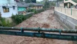 Curah Hujan Tinggi, Sungai Cibojong Sukabumi Meluap Ancam Rumah Warga<