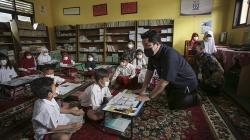 Potret Erick Thohir Berikan 25 Taman Bacaan dan Cek Wisata Taman Tebing Koja