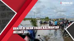 Video Banjir di Jalan Trans Kalimantan Meluas, Pengendara Motor Gunakan Jasa Perahu