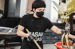 Atta Halilintar Mendadak Hobi Masak, Tanda Bayinya Perempuan?   