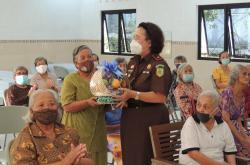 Kejati DIY Bagikan Sembako bagi Anak Autis dan Lansia di Kulonprogo