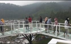 Berwisata sambil Uji Adrenalin di Atas Jembatan Kaca  43 Meter dengan Ketinggian 90 Meter 