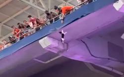 Pertandingan American Football Dibuat Heboh Kucing yang Gelantungan di Tribune Penonton