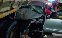 Minibus Masuk Kolong Truk di Tol Jagorawi, Pengemudi dan Penumpang Terluka