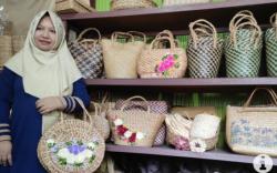 Berhenti jadi Guru Honorer, Perempuan Ini Sukses Jadi Pengusaha Anyaman Eceng Gondok