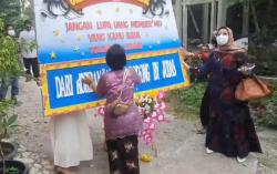 Perempuan-perempuan Cantik Ini Geruduk Pernikahan Pelaku Arisan Bodong, Minta Uang Dikembalikan<