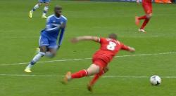 Demba Ba Pensiun, Intip Gol Sang Striker Manfaatkan Momen Gerrard Terpeleset