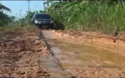 Jalan Penghubung 7 Desa di Pemulutan Selatan Ogan Ilir Berlubang dan Berlumpur<
