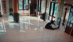 Terekam CCTV, Pria Gondrong Gasak Uang Kotak Amal di Masjid Al Hidayah Subang<