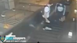 Kesal Ditegur, Pria Ini Tendang Perempuan di Eskalator Stasiun hingga Terjungkal 