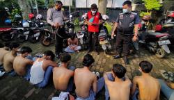 Hendak Tawuran, Belasan Pelajar Bawa Sajam Diamankan