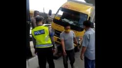 Sopir Hilang Kendali, Truk Boks Tersangkut Pembatas Jalan di Lebak Bulus Jaksel