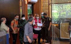 Pakai Rompi Tahanan, Alex Noerdin Diam Membisu<