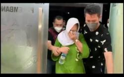 Malu Ditangkap Jelang Magrib, Ibu Guru DPO Korupsi Dana BOS Ini Tutup Muka dengan Kerudung