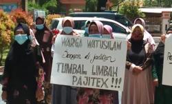 Puluhan Emak-emak Geruduk Pengadilan Negeri Pekalongan, Ada Apa?