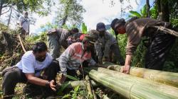 Relawan MNC Peduli Bantu Panen Kopi dan Perbaiki Jembatan di Cisadon Bogor