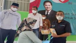 Bantu Warga Terdampak Pandemi, Kementerian BUMN Serahkan Bansos Sembako di Pangkalpinang<