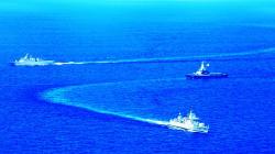 Manuver Kapal Perang TNI AL dan Angkatan Laut Singapura di Laut Natuna