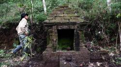 Merawat Situs Bersejarah di Ketinggian 1.020 MDPL