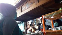 Bupati Sukoharjo Bujuk Keluarga Tinggal di Warung Angkringan untuk Pindah ke Rusunawa 