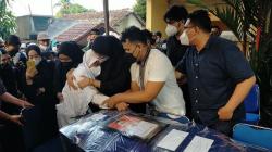 Tangis Keluarga Warnai Kedatangan Jenazah Pilot Rimbun Air Kapten H. Mirza di Rumah Duka