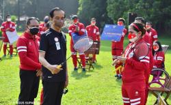 Saat Jokowi Terima Raket Perjuangan Peraih Medali Emas Paralimpiade Tokyo