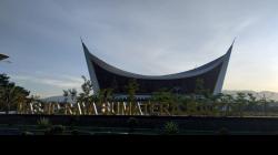 Viral Video 15 Detik Gadis Cantik Menari Seksi di Depan Masjid Raya Sumbar