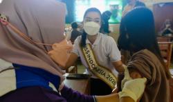 Ada Miss Indonesia Carla Yules, Warga Sambut Vaksinasi Covid MNC Peduli di Malasari Bogor