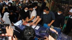 Suasana Haru Kedatangan Jenazah Pilot Rimbun Air di Rumah Duka