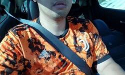 Pakai Jersey Juventus Mirip Seragam Pemuda Pancasila, Pemobil Ini Dapat Parkir Gratis 