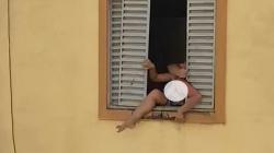 Viral, Wanita Hamil Nekat Hendak Lompat dari Lantai 2 Apartemen