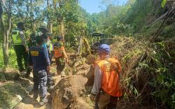 Tertimbun Longsor, Jalan Utama Pagaralam - Lahat Macet 3 Kilometer<