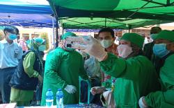 Sahrul Gunawan Tinjau Vaksinasi Massal Pelajar, Vaksinator Berebut Selfie Bersama