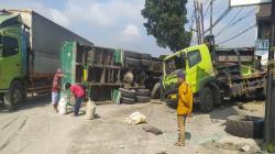 Rem Blong, Truk Semen Serempet Mobil dan Tabrak Kontainer lalu Terguling di Sukabumi