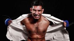 Dipaksa Turun dari Pesawat Gara-Gara Masker, Petinju Amir Khan Murka