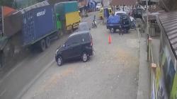 Terekam CCTV, Begini Detik-Detik Pemotor di Agam Lolos dari Maut<