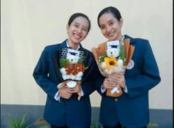 Cerita Duo Kembar Andani-Andari Kompak Lulus Bareng dari Farmasi Unair