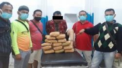 Pukul Petugas, Ayah-Anak Pengedar Ganja 10 Kg di Madina Ditangkap