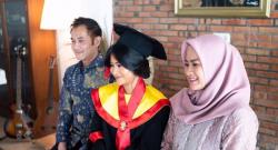 Ikke Nurjanah Bangga Putrinya Lulus Cumlaude di FHUI: Alhamdulillah Ya Allah