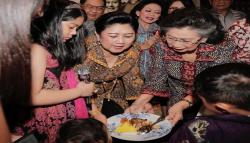    Bupati Karawang Posting Foto Almarhumah Mertua SBY, Kolom Komentar Banjir Doa